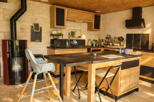 Charmante maison T3 en pierre et bois, deux chambres, dressing, jardin et garage