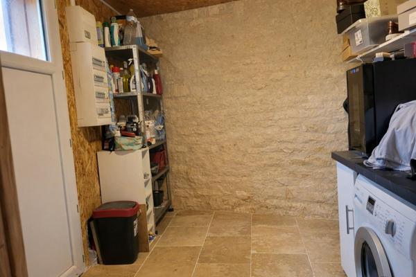 Charmante maison T3 en pierre et bois, deux chambres, dressing, jardin et garage