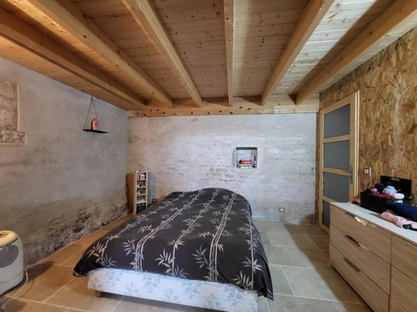 Charmante maison T3 en pierre et bois, deux chambres, dressing, jardin et garage