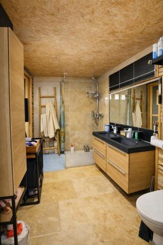 Charmante maison T3 en pierre et bois, deux chambres, dressing, jardin et garage