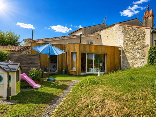 Charmante maison T3 en pierre et bois, deux chambres, dressing, jardin et garage