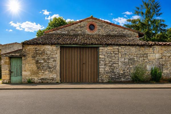 Charmante maison T3 en pierre et bois, deux chambres, dressing, jardin et garage