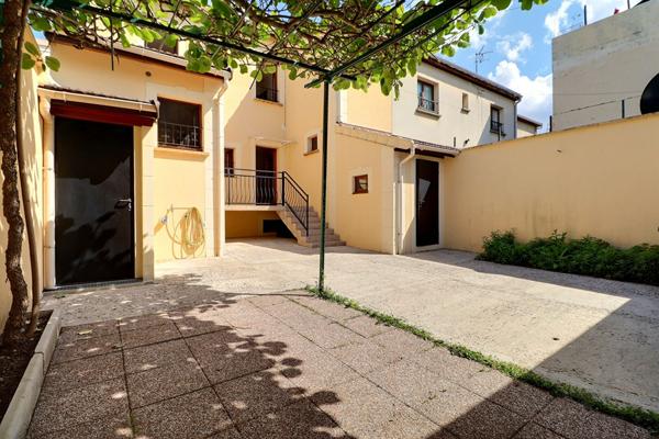 Maison 86 m² Aubervilliers  Cour, stationnement, terrasse