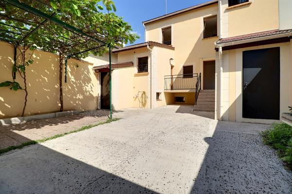 Maison 86 m² Aubervilliers  Cour, stationnement, terrasse