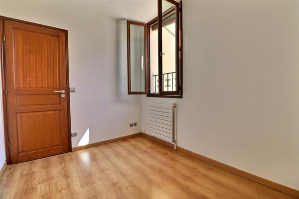 Maison 86 m² Aubervilliers  Cour, stationnement, terrasse