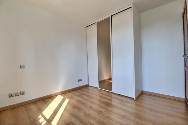 Maison 86 m² Aubervilliers  Cour, stationnement, terrasse