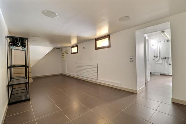 Maison 86 m² Aubervilliers  Cour, stationnement, terrasse