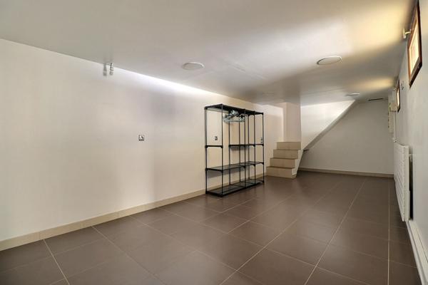 Maison 86 m² Aubervilliers  Cour, stationnement, terrasse