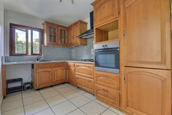 Maison 86 m² Aubervilliers  Cour, stationnement, terrasse