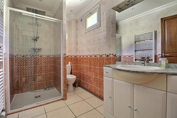 Maison 86 m² Aubervilliers  Cour, stationnement, terrasse