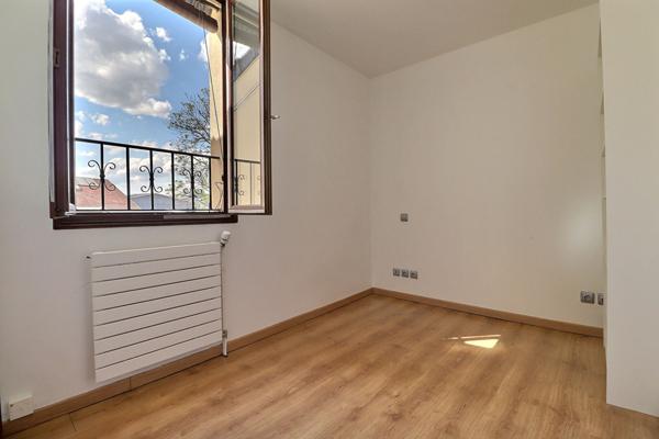 Maison 86 m² Aubervilliers  Cour, stationnement, terrasse