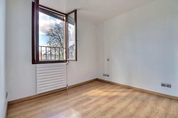 Maison 86 m² Aubervilliers  Cour, stationnement, terrasse