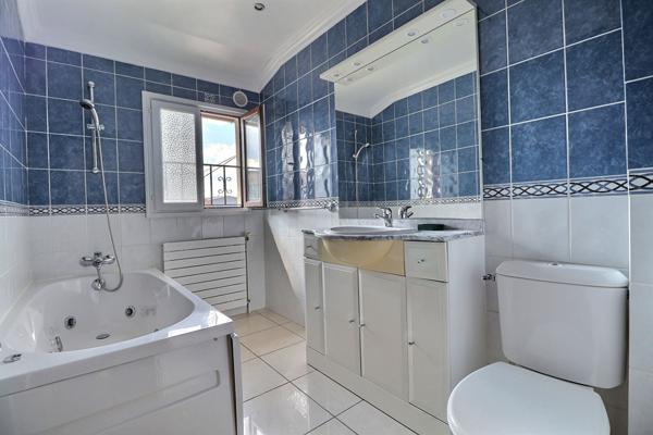 Maison 86 m² Aubervilliers  Cour, stationnement, terrasse