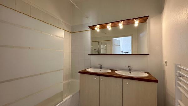 Dpt Dordogne (24), à louer BERGERAC Appartement T3 56 m2, 2 chambres, résidence sécurisée, place de parking privée avec vue sur la Dordogne