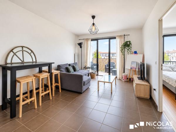 CHARTRONS – T2 AU DERNIER ÉTAGE AVEC BALCON, VUE DÉGAGÉE ET PARKING