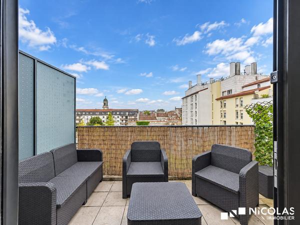 CHARTRONS – T2 AU DERNIER ÉTAGE AVEC BALCON, VUE DÉGAGÉE ET PARKING