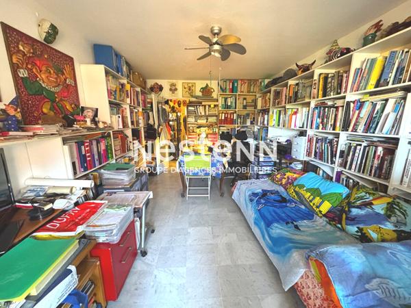 A VENDRE - VIAGER OCCUPE- RARE SUR LE MARCHE - 2 PIECES - CAVE - PARKING - AU COEUR DE RIQUIER