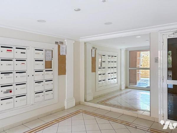 APPARTEMENT DE DEUX PIECES EN DERNIER ETAGE D'UNE RESIDENCE RECENTE AVEC GARAGE.