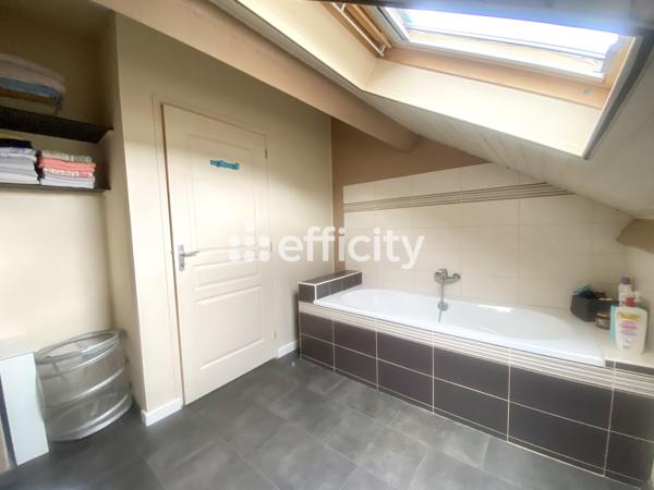 Maison
         6 pièces
        - 245 m² 429 000 € *