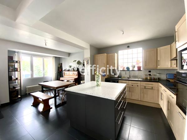 Maison
         6 pièces
        - 245 m² 429 000 € *