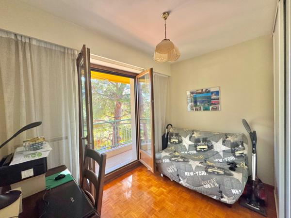 Appartement à vendre 5 pièces MARSEILLE 9EME ARRONDISSEMENT, avec terrasse, balcon, vue dégagée. cave. Stationnements libres et possibilité box