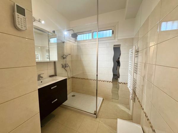 Appartement à vendre 5 pièces MARSEILLE 9EME ARRONDISSEMENT, avec terrasse, balcon, vue dégagée. cave. Stationnements libres et possibilité box