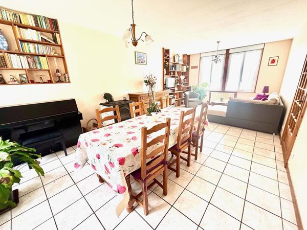 Maison jumelée avec un magnifique jardin arboré