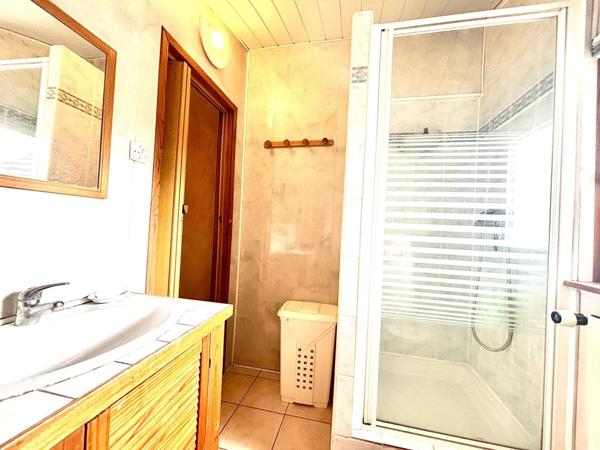 Maison jumelée avec un magnifique jardin arboré