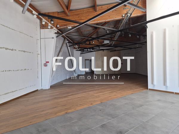 A LOUER - VIRE NORMANDIE dans ZONE COMMERCIALE - LOCAL COMMERCIAL de 290 m²