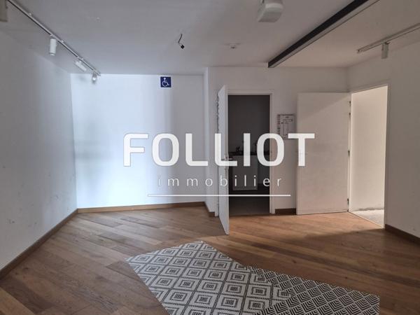 A LOUER - VIRE NORMANDIE dans ZONE COMMERCIALE - LOCAL COMMERCIAL de 290 m²