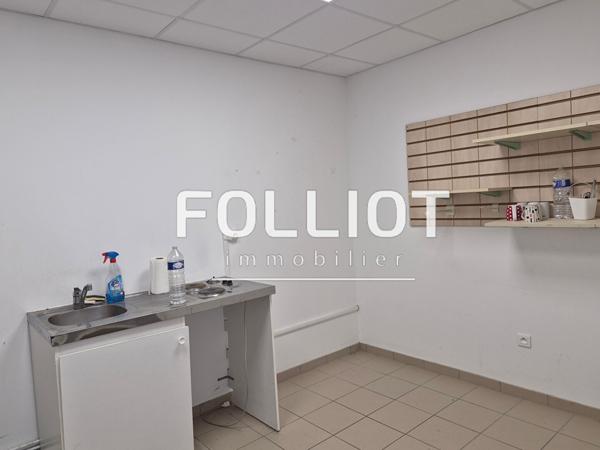 A LOUER - VIRE NORMANDIE dans ZONE COMMERCIALE - LOCAL COMMERCIAL de 290 m²