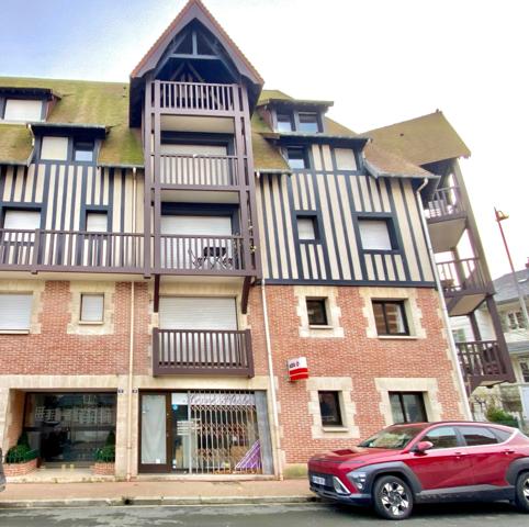 Appartement à fort potentiel - Plein centre ville de Deauville - Emplacement recherché - 3 Pièces- Vaste Cave