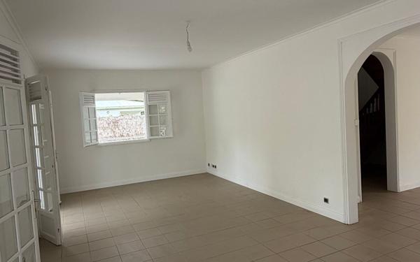 Maison à louer    5 pièces •  Baie-Mahault