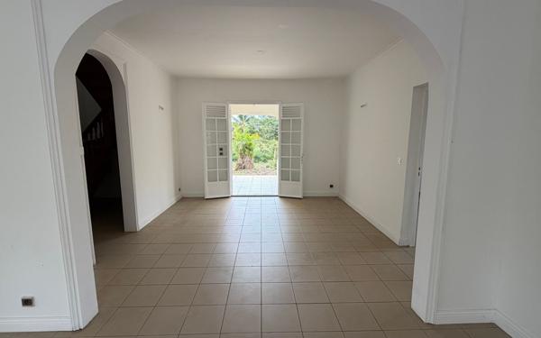 Maison à louer    5 pièces •  Baie-Mahault