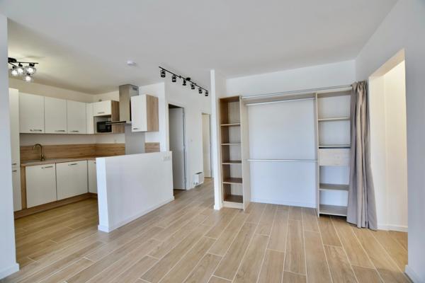 Appartement entièrement rénové de trois chambres