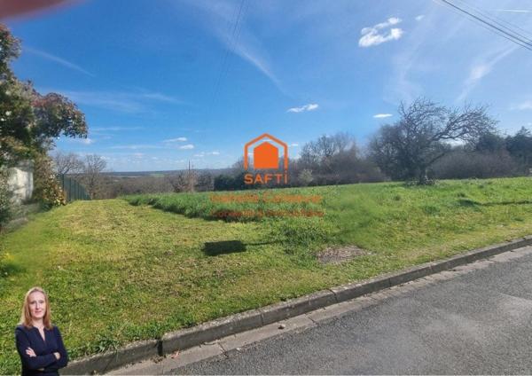 Offrez-vous la douceur de vivre charentaise dans cette maison chaleureuse et entièrement meublée, prête à vous accueillir dès le premier jour.