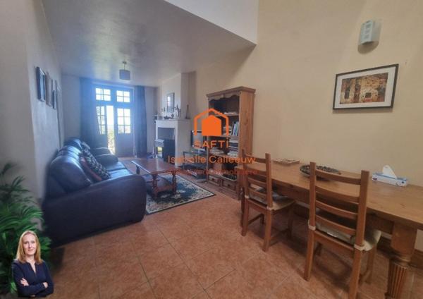 Offrez-vous la douceur de vivre charentaise dans cette maison chaleureuse et entièrement meublée, prête à vous accueillir dès le premier jour.