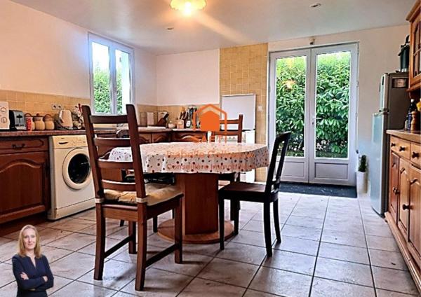 Offrez-vous la douceur de vivre charentaise dans cette maison chaleureuse et entièrement meublée, prête à vous accueillir dès le premier jour.