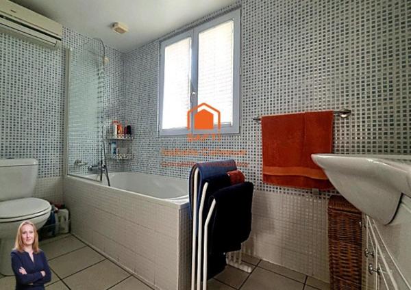 Offrez-vous la douceur de vivre charentaise dans cette maison chaleureuse et entièrement meublée, prête à vous accueillir dès le premier jour.