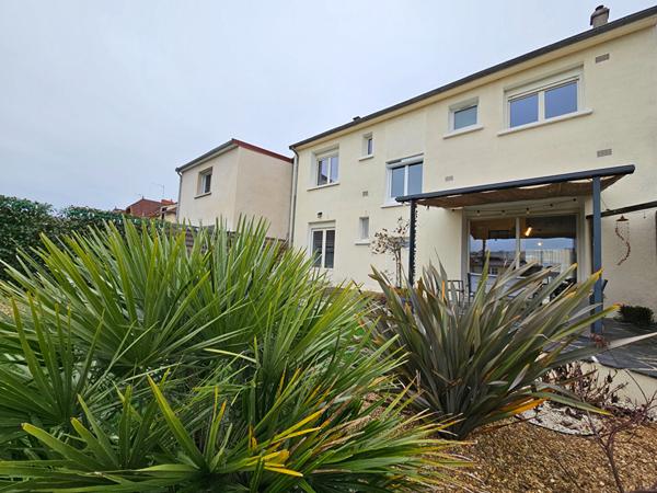 MAISON FAMILIALE RENOVEE 5 CHAMBRES JARDIN CLOS PROCHE CENTRE VILLE ECOLES COMMERCES