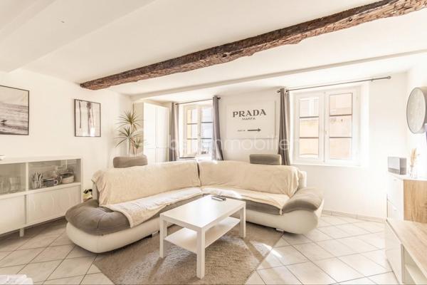 *** PORT DE TOULON *** T3 EN DUPLEX *** DERNIER ÉTAGE *** IDÉAL PRIMO-ACCÉDANTS OU LOCATION MEUBLÉE ***

Vous recherchez un bien situé dans un des quartiers les plus vivants de Toulon, à deux pas du marché provençal, de toutes commodités, du port, de l'arsenal...?

Je vous propose de découvrir ce charmant T3 en duplex niché au 4ème et 5ème étages d'une petite copropriété bien entretenue.
La pièce de vie, d'environ 23m2, offre une bel espace salon orienté Ouest, ainsi qu'une cuisine ouverte. Une salle de bain et un WC séparé complètent ce niveau.
L'étage se compose d'un palier avec placard, d'une belle chambre d'environ 10m2 et d'une seconde chambre/bureau avec salle d'eau (avec emplacement machine à laver et sèche linge).

Un local vélos est à disposition dans l'entrée de l'immeuble.
Possibilité d'acheter ce bien meublé.

Les + : isolation murs et plafonds, copropriété bien entretenue.