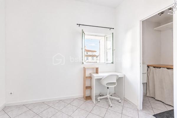 *** PORT DE TOULON *** T3 EN DUPLEX *** DERNIER ÉTAGE *** IDÉAL PRIMO-ACCÉDANTS OU LOCATION MEUBLÉE ***

Vous recherchez un bien situé dans un des quartiers les plus vivants de Toulon, à deux pas du marché provençal, de toutes commodités, du port, de l'arsenal...?

Je vous propose de découvrir ce charmant T3 en duplex niché au 4ème et 5ème étages d'une petite copropriété bien entretenue.
La pièce de vie, d'environ 23m2, offre une bel espace salon orienté Ouest, ainsi qu'une cuisine ouverte. Une salle de bain et un WC séparé complètent ce niveau.
L'étage se compose d'un palier avec placard, d'une belle chambre d'environ 10m2 et d'une seconde chambre/bureau avec salle d'eau (avec emplacement machine à laver et sèche linge).

Un local vélos est à disposition dans l'entrée de l'immeuble.
Possibilité d'acheter ce bien meublé.

Les + : isolation murs et plafonds, copropriété bien entretenue.