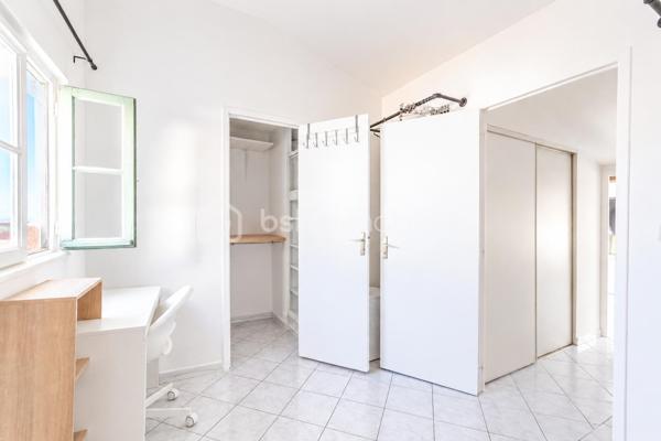 *** PORT DE TOULON *** T3 EN DUPLEX *** DERNIER ÉTAGE *** IDÉAL PRIMO-ACCÉDANTS OU LOCATION MEUBLÉE ***

Vous recherchez un bien situé dans un des quartiers les plus vivants de Toulon, à deux pas du marché provençal, de toutes commodités, du port, de l'arsenal...?

Je vous propose de découvrir ce charmant T3 en duplex niché au 4ème et 5ème étages d'une petite copropriété bien entretenue.
La pièce de vie, d'environ 23m2, offre une bel espace salon orienté Ouest, ainsi qu'une cuisine ouverte. Une salle de bain et un WC séparé complètent ce niveau.
L'étage se compose d'un palier avec placard, d'une belle chambre d'environ 10m2 et d'une seconde chambre/bureau avec salle d'eau (avec emplacement machine à laver et sèche linge).

Un local vélos est à disposition dans l'entrée de l'immeuble.
Possibilité d'acheter ce bien meublé.

Les + : isolation murs et plafonds, copropriété bien entretenue.