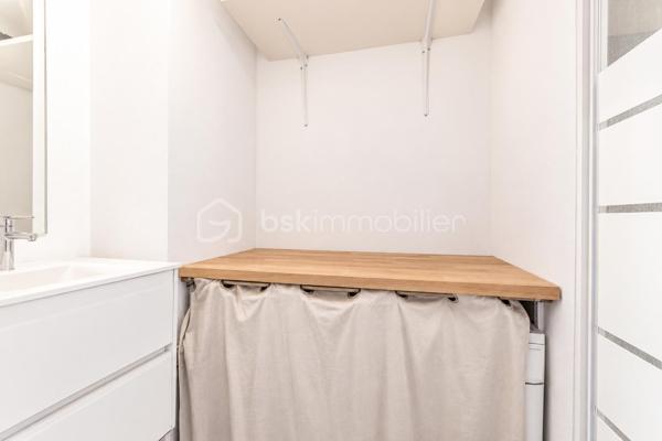 *** PORT DE TOULON *** T3 EN DUPLEX *** DERNIER ÉTAGE *** IDÉAL PRIMO-ACCÉDANTS OU LOCATION MEUBLÉE ***

Vous recherchez un bien situé dans un des quartiers les plus vivants de Toulon, à deux pas du marché provençal, de toutes commodités, du port, de l'arsenal...?

Je vous propose de découvrir ce charmant T3 en duplex niché au 4ème et 5ème étages d'une petite copropriété bien entretenue.
La pièce de vie, d'environ 23m2, offre une bel espace salon orienté Ouest, ainsi qu'une cuisine ouverte. Une salle de bain et un WC séparé complètent ce niveau.
L'étage se compose d'un palier avec placard, d'une belle chambre d'environ 10m2 et d'une seconde chambre/bureau avec salle d'eau (avec emplacement machine à laver et sèche linge).

Un local vélos est à disposition dans l'entrée de l'immeuble.
Possibilité d'acheter ce bien meublé.

Les + : isolation murs et plafonds, copropriété bien entretenue.
