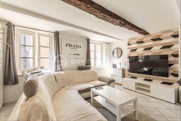 *** PORT DE TOULON *** T3 EN DUPLEX *** DERNIER ÉTAGE *** IDÉAL PRIMO-ACCÉDANTS OU LOCATION MEUBLÉE ***

Vous recherchez un bien situé dans un des quartiers les plus vivants de Toulon, à deux pas du marché provençal, de toutes commodités, du port, de l'arsenal...?

Je vous propose de découvrir ce charmant T3 en duplex niché au 4ème et 5ème étages d'une petite copropriété bien entretenue.
La pièce de vie, d'environ 23m2, offre une bel espace salon orienté Ouest, ainsi qu'une cuisine ouverte. Une salle de bain et un WC séparé complètent ce niveau.
L'étage se compose d'un palier avec placard, d'une belle chambre d'environ 10m2 et d'une seconde chambre/bureau avec salle d'eau (avec emplacement machine à laver et sèche linge).

Un local vélos est à disposition dans l'entrée de l'immeuble.
Possibilité d'acheter ce bien meublé.

Les + : isolation murs et plafonds, copropriété bien entretenue.