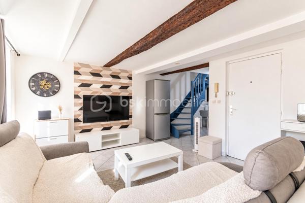 *** PORT DE TOULON *** T3 EN DUPLEX *** DERNIER ÉTAGE *** IDÉAL PRIMO-ACCÉDANTS OU LOCATION MEUBLÉE ***

Vous recherchez un bien situé dans un des quartiers les plus vivants de Toulon, à deux pas du marché provençal, de toutes commodités, du port, de l'arsenal...?

Je vous propose de découvrir ce charmant T3 en duplex niché au 4ème et 5ème étages d'une petite copropriété bien entretenue.
La pièce de vie, d'environ 23m2, offre une bel espace salon orienté Ouest, ainsi qu'une cuisine ouverte. Une salle de bain et un WC séparé complètent ce niveau.
L'étage se compose d'un palier avec placard, d'une belle chambre d'environ 10m2 et d'une seconde chambre/bureau avec salle d'eau (avec emplacement machine à laver et sèche linge).

Un local vélos est à disposition dans l'entrée de l'immeuble.
Possibilité d'acheter ce bien meublé.

Les + : isolation murs et plafonds, copropriété bien entretenue.