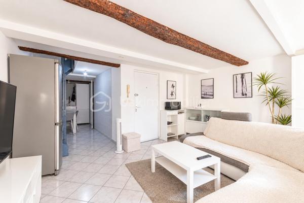 *** PORT DE TOULON *** T3 EN DUPLEX *** DERNIER ÉTAGE *** IDÉAL PRIMO-ACCÉDANTS OU LOCATION MEUBLÉE ***

Vous recherchez un bien situé dans un des quartiers les plus vivants de Toulon, à deux pas du marché provençal, de toutes commodités, du port, de l'arsenal...?

Je vous propose de découvrir ce charmant T3 en duplex niché au 4ème et 5ème étages d'une petite copropriété bien entretenue.
La pièce de vie, d'environ 23m2, offre une bel espace salon orienté Ouest, ainsi qu'une cuisine ouverte. Une salle de bain et un WC séparé complètent ce niveau.
L'étage se compose d'un palier avec placard, d'une belle chambre d'environ 10m2 et d'une seconde chambre/bureau avec salle d'eau (avec emplacement machine à laver et sèche linge).

Un local vélos est à disposition dans l'entrée de l'immeuble.
Possibilité d'acheter ce bien meublé.

Les + : isolation murs et plafonds, copropriété bien entretenue.