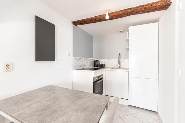*** PORT DE TOULON *** T3 EN DUPLEX *** DERNIER ÉTAGE *** IDÉAL PRIMO-ACCÉDANTS OU LOCATION MEUBLÉE ***

Vous recherchez un bien situé dans un des quartiers les plus vivants de Toulon, à deux pas du marché provençal, de toutes commodités, du port, de l'arsenal...?

Je vous propose de découvrir ce charmant T3 en duplex niché au 4ème et 5ème étages d'une petite copropriété bien entretenue.
La pièce de vie, d'environ 23m2, offre une bel espace salon orienté Ouest, ainsi qu'une cuisine ouverte. Une salle de bain et un WC séparé complètent ce niveau.
L'étage se compose d'un palier avec placard, d'une belle chambre d'environ 10m2 et d'une seconde chambre/bureau avec salle d'eau (avec emplacement machine à laver et sèche linge).

Un local vélos est à disposition dans l'entrée de l'immeuble.
Possibilité d'acheter ce bien meublé.

Les + : isolation murs et plafonds, copropriété bien entretenue.