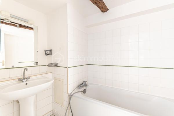 *** PORT DE TOULON *** T3 EN DUPLEX *** DERNIER ÉTAGE *** IDÉAL PRIMO-ACCÉDANTS OU LOCATION MEUBLÉE ***

Vous recherchez un bien situé dans un des quartiers les plus vivants de Toulon, à deux pas du marché provençal, de toutes commodités, du port, de l'arsenal...?

Je vous propose de découvrir ce charmant T3 en duplex niché au 4ème et 5ème étages d'une petite copropriété bien entretenue.
La pièce de vie, d'environ 23m2, offre une bel espace salon orienté Ouest, ainsi qu'une cuisine ouverte. Une salle de bain et un WC séparé complètent ce niveau.
L'étage se compose d'un palier avec placard, d'une belle chambre d'environ 10m2 et d'une seconde chambre/bureau avec salle d'eau (avec emplacement machine à laver et sèche linge).

Un local vélos est à disposition dans l'entrée de l'immeuble.
Possibilité d'acheter ce bien meublé.

Les + : isolation murs et plafonds, copropriété bien entretenue.