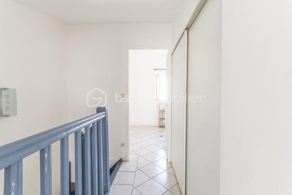 *** PORT DE TOULON *** T3 EN DUPLEX *** DERNIER ÉTAGE *** IDÉAL PRIMO-ACCÉDANTS OU LOCATION MEUBLÉE ***

Vous recherchez un bien situé dans un des quartiers les plus vivants de Toulon, à deux pas du marché provençal, de toutes commodités, du port, de l'arsenal...?

Je vous propose de découvrir ce charmant T3 en duplex niché au 4ème et 5ème étages d'une petite copropriété bien entretenue.
La pièce de vie, d'environ 23m2, offre une bel espace salon orienté Ouest, ainsi qu'une cuisine ouverte. Une salle de bain et un WC séparé complètent ce niveau.
L'étage se compose d'un palier avec placard, d'une belle chambre d'environ 10m2 et d'une seconde chambre/bureau avec salle d'eau (avec emplacement machine à laver et sèche linge).

Un local vélos est à disposition dans l'entrée de l'immeuble.
Possibilité d'acheter ce bien meublé.

Les + : isolation murs et plafonds, copropriété bien entretenue.